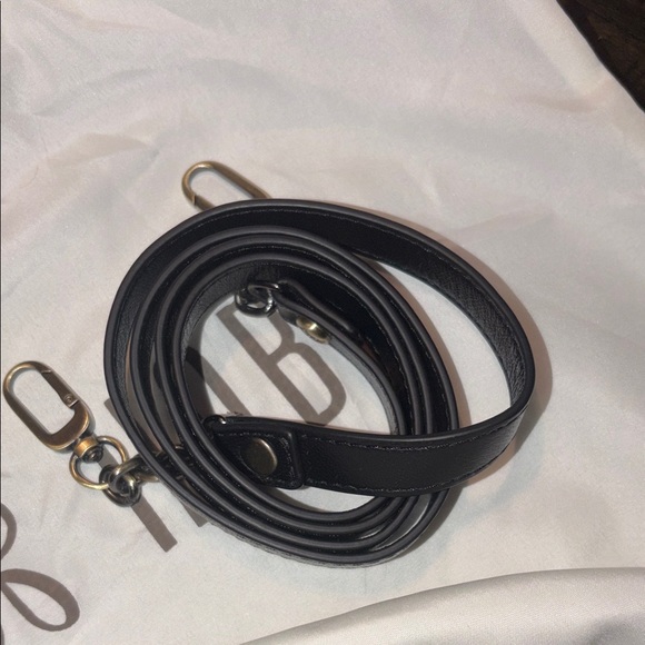 Elegant Black Women's Handbag - Picture 6 of 8